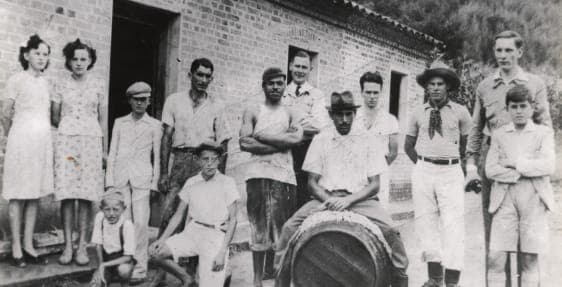 Fotografia histórica da produção artesanal de vinho